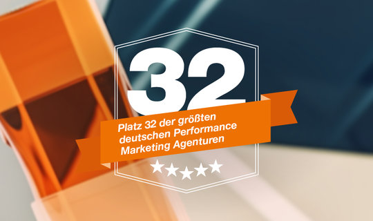 Grafik mit Badge und Schriftzug "Platz 32 der größten deutschen Performance Marketing Agenturen