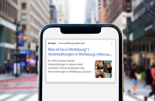 Google Ads auf einem Smartphone im Rahmen der Kampagne Wolfsburg erleben