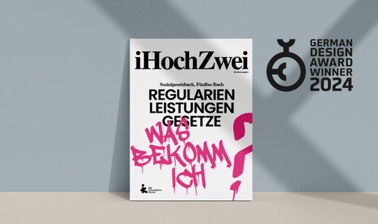 Grafik welche das mit dem German Design Award 2024 prämierte Magazin der iHochZwei und den Schriftzug der Auszeichnung zeigt