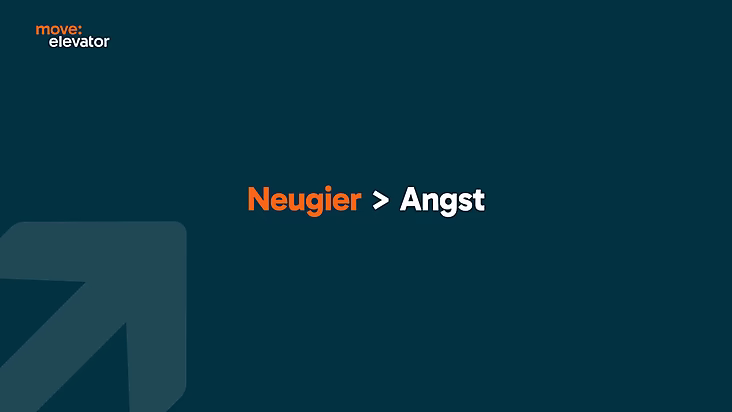 Text auf dunklem Hintergrund: "Neugier > Angst". Logo oben links: "move: elevator".