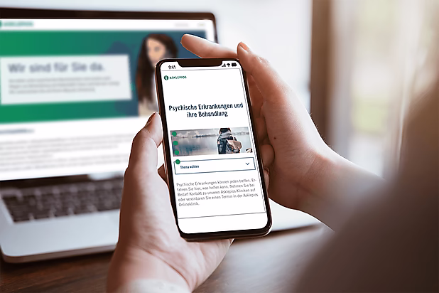 Eine Hand hält ein Smartphone, auf dem Informationen zu psychischen Erkrankungen und deren Behandlung angezeigt werden.