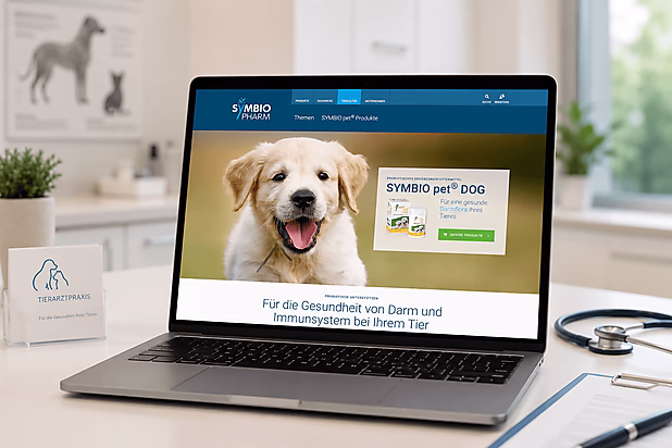 Bildschirm eines Laptops mit der Webseite von SYMBIO Pharm, die probiotische Produkte für die Gesundheit von Hunden präsentiert.