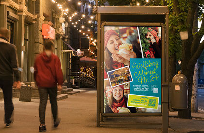 Plakatwerbung in einer Fußgängerzone im Rahmen der Kampagne Wolfsburg erleben