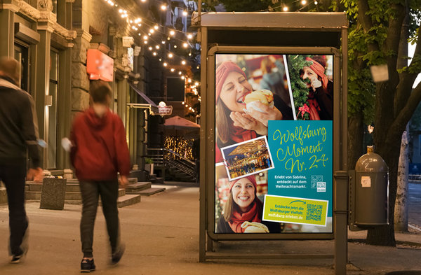 Plakatwerbung in einer Fußgängerzone im Rahmen der Kampagne Wolfsburg erleben