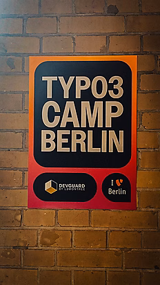 Plakat für das TYPO3 Camp in Berlin, mit dem Logo von Devguard und dem Schriftzug "I ❤️ Berlin".