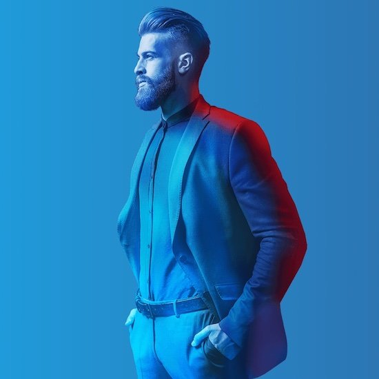 speedlead Werbebild - Mann vor blauem Hintergrund