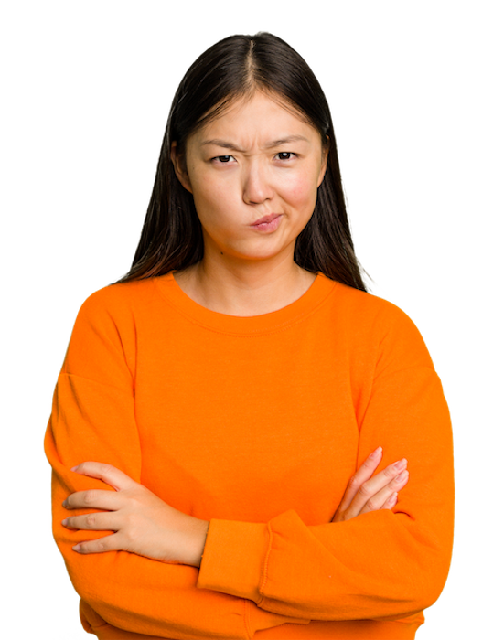 Frau in orangem Pullover schaut kritisch