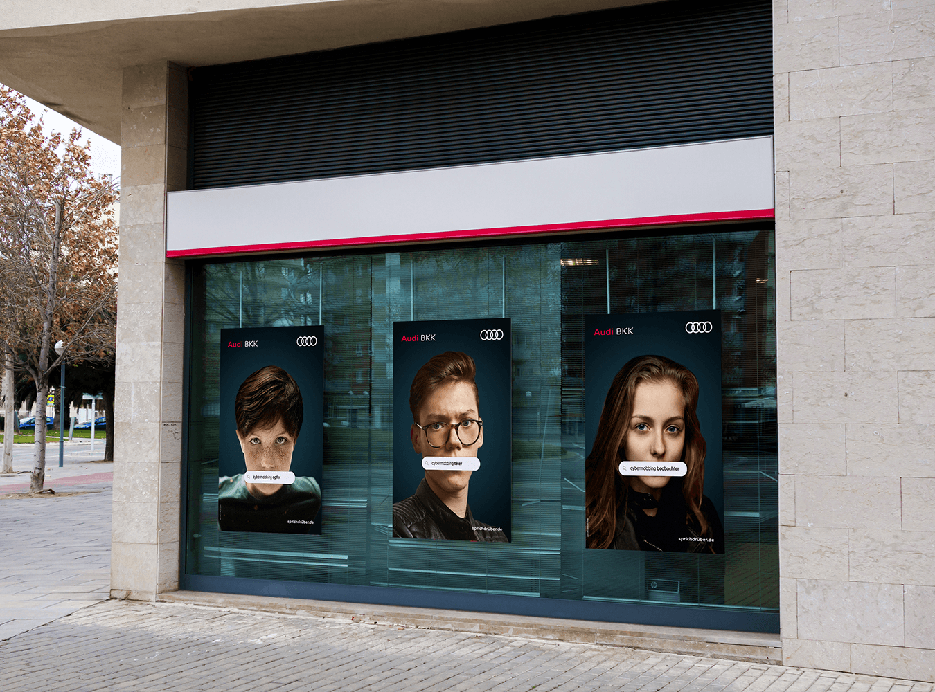 Blick auf Audi BKK Servicecenter mit Plakaten zum Thema Cybermobbing