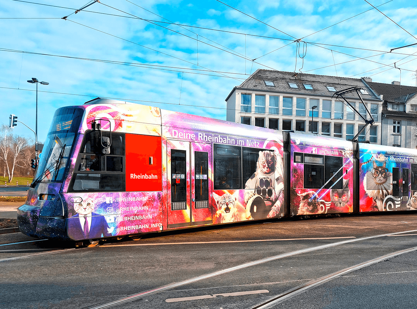 Straßenbahn mit Werbebanner der Spacecats Kampagne der Rheinbahn