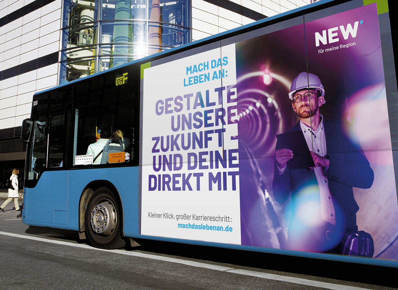 Bus mit NEW Werbung