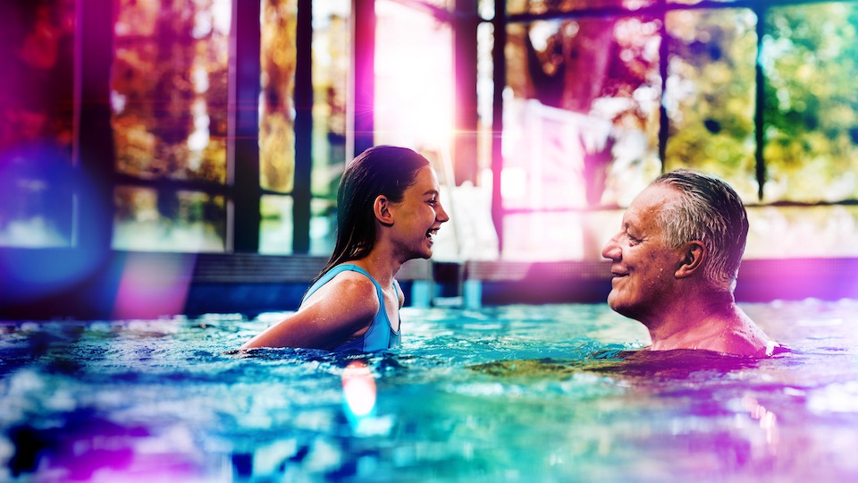 Werbebild NEW Energie - Enkelin mit Opa im Schwimmbad